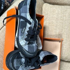 Ladies Rocket Dog black & gray plaid sneakers, size 7